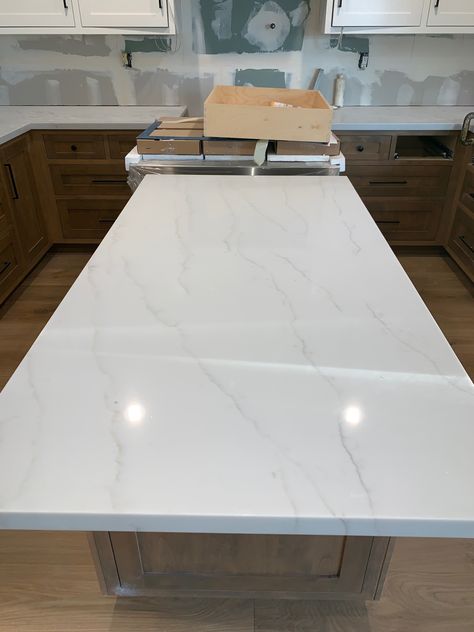 Epoxy Countertop Designs, Kitchen Counter Quartz, White Epoxy Countertop, Quartz Kitchen Countertops Colors, Kitchen Countertop Colors, Timeless Kitchens, White Granite Kitchen, Kitchen Design Countertops, Replacing Kitchen Countertops