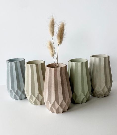 Concrete Vase Diy, Concrete Accessories Decor, Vase Cement, Concrete Vase, Concrete Home Decor, Jesmonite Pots & Planters, Resin Decor, Fun Products, Concrete Ideas