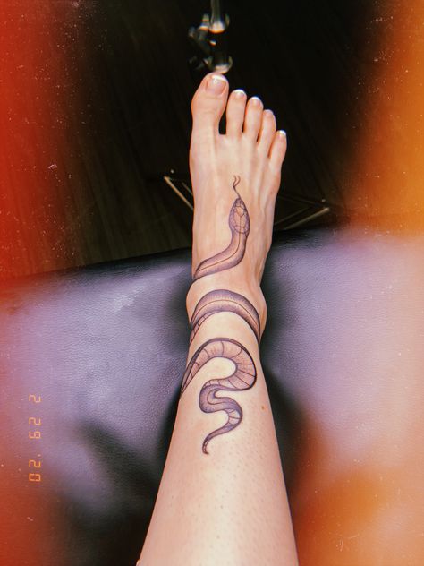 Snake Ankle Tattoo, Wrap Around Ankle Tattoos, Ankle Band Tattoo, Wrap Around Tattoo, Black And White Snake, Snake Tattoos, Full Leg Tattoos, Wrap Tattoo, Tattoo Concepts