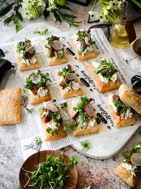 Fancy Canapes Ideas, Dinner Party Starters Recipes, Gourmet Canapes, Dessert Canapes, Puff Pastry Tartlets, Event Catering Ideas, Canapes Ideas, Tapas Ideas, Banquet Food