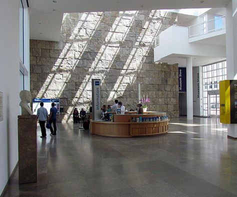 The Getty Center Museum Entrance Hall Museum Entrance Design, Art Gallery Entrance, Receptionist Design, Reuse Architecture, Entry Hallway Ideas, Museum Exhibition Design Display, Museum Reception, Floor Signage, Museum Entrance