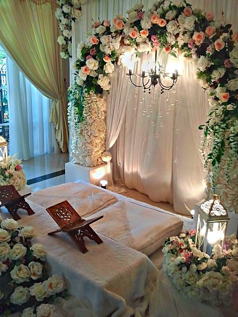 We enhance our celebrations with beautiful decor ( wedding, graduations etc) why not decorate as lovingly when someone we love finish reading the Quran for the first time ? Quran Party Decoration, Katb Kitab Ceremony, Bismillah Ceremony Ideas, Nikkah Ceremony Ideas, Ameen Decor Ideas, Quran Ameen Party Ideas, Nikkah Decor Simple, Islamic Wedding Ideas, Islamic Wedding Decoration