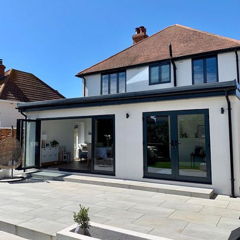 This single story rear extension looks so perfect rendered white with the dark grey windows and doors. So fresh looking. Home of First Step on the Ladder on Instagram. Single Storey Rear Extension, Rendered Houses, Flat Roof Extension, Single Storey Extension, Kitchen Diner Extension, Garden Room Extensions, House Extension Plans, Exterior House Remodel, Roof Extension