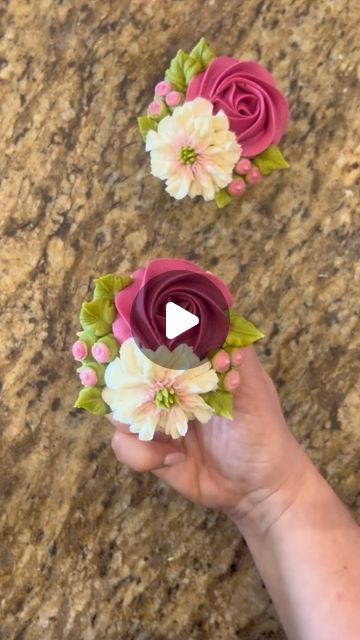 Connie Pacifico | Floral Cupcake Artist on Instagram: "Here’s a new little floral garden 🌸.   #pipingflowers #flowerpiping #cakeart #pipingskills #cupcakesofinstagram  #handpipedflowers #buttercreamrose #buttercreamflowers #seasonal #bakingcheerleaders  #candiacmaville #southshoreofmontreal #montrealcupcakes #tutorials #learnwithme #cupcakeartist" Flower Cupcake Piping, Flower Theme Cupcakes, Cupcake Flower Bouquet Tutorial, Piped Flower Cupcakes, Floral Cupcakes Tutorial, How To Pipe Flowers On Cupcakes, Piping Flowers Tutorial, Flower Cupcake Tutorial, Flower Cupcakes Tutorial