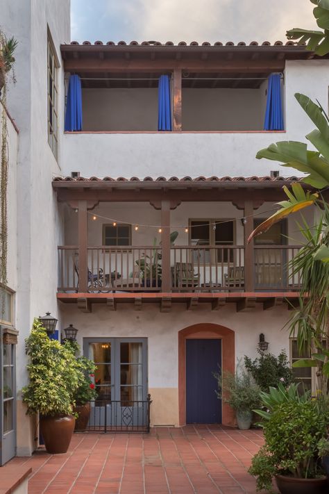 Spanish Style Apartment Building, Spanish Apartment Exterior, Spanish Style Courtyard, Tile And Hardwood, Hollywood Apartment, Spanish Apartment, Courtyard Apartments, Spanish Exterior, Oasis Springs