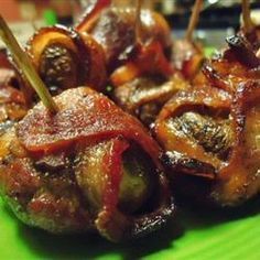 Bacon Wrapped Stuffed Mushrooms (4 ingredients) : allrecipes Stuffed Mushroom, Dinner Entrees, Think Food, Finger Food Appetizers, Snacks Für Party, Party Food Appetizers, Bacon Wrapped, Lunch Snacks, Mushroom Recipes