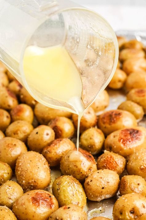 Roasted Baby Potatoes are an easy side dish for any meal! Perfectly golden and crispy on the outside, fluffy and tender on the inside. Baby Potatoes Recipes, Golden Potato Recipes, Small Potatoes Recipe, Baked Baby Potatoes, Gold Potato Recipes, Baby Potato Recipes, Yellow Bliss Road, Tiny Potato, Baked Pesto Chicken