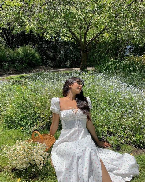 Garden Outfit Ideas Aesthetic, Princess Core Photoshoot, Summer Dresses Picnic, Enchanted Garden Outfit Ideas, Dress Photoshoot Ideas Outdoor, White Dress Garden Photoshoot, Pictures With Hats Ideas, Aesthetic Dress Ideas, Summer Dress Pictures