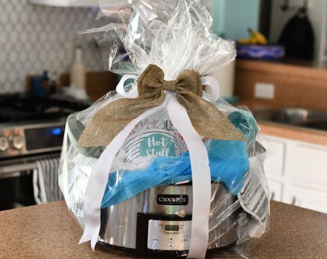 Crockpot Gift Basket Ideas: Easy DIY Gifts For Slow Cooker Fans Crock Pot Gift Basket, Mini Crockpot Gift Ideas, Crock Pot Gift Basket Ideas, Crockpot Gift Basket, Crockpot Gift Basket Ideas, Crockpot Gifts, Crockpot Christmas, Cooking Theme, Crock Pot Dips