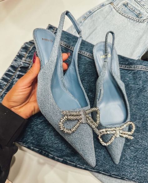 Mango has some amazing shoes right now! Loved these denim sling backs! Mango- shoe inspo- shoe finds- denim shoes- kitten heel Mango Heels, Amazon Accessories, Mango Shoes, Sling Back Shoes, Back Shoes, Heels Aesthetic, Sling Back Heels, Kitten Heel Shoes, Bow Pumps