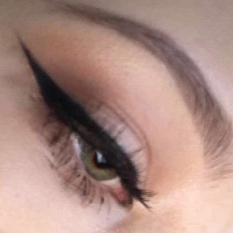 Winged eyeliner😍 Long Eyeliner Wing, Winged Eyeliner Aesthetic, Eyeliner Sharp, Long Eyeliner, Signature Makeup Look, Sharp Eyeliner, Eyeliner Wing, Wing Eyeliner, My Signature