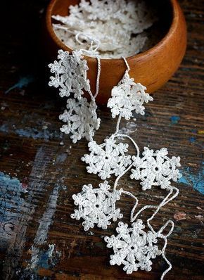 crochetd snowflakes...how to... Crochet Snowflake Garland, Doily Bunting, Crochet Garland, Snowflake Garland, Crochet Xmas, Crocheted Flowers, Crochet Snowflakes, Crochet Blog, Holiday Crochet