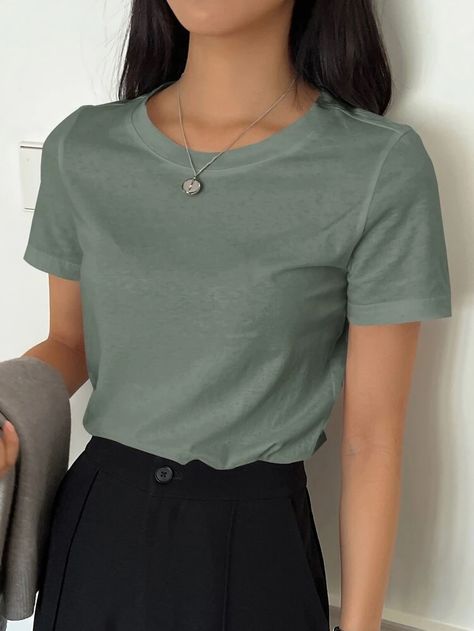 Green Tshirt Outfit, Retro Vintage Outfits, Round Neck Tees, Fashion Attire, Simple Shirts, Simple Trendy Outfits, Tshirt Outfits, Women T Shirts, Professional Outfits