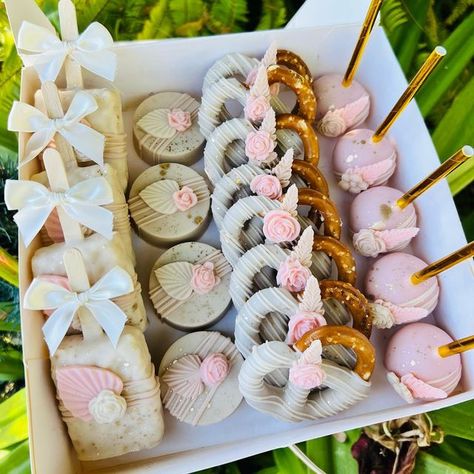 Flower Baby Shower Theme, Bridal Shower Wine Theme, Desserts Party, Floral Baby Shower Decorations, Baby Shower Sweets, Peach Baby Shower, Baby Shower Dessert Table, Bridal Shower Wine, Baby Shower Treats