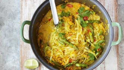 Jamie Oliver's 15 Minute Meals: Thai-Style Chicken Laksa Mildly Spiced Noodle Squash Broth | CBC Life Jamie Oliver 15 Minute Meals, Jamie's 15 Minute Meals, 15 Min Meals, Chicken Laksa, Laksa Recipe, Spicy Soup, Jamie Oliver Recipes, 15 Minute Meals, Quick Chicken