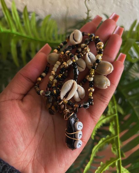 Earthcore Jewelry, Fey Wanderer Ranger, Autumn Eladrin, Vintage Jewelry Aesthetic, Earthy Black Woman, Reggae Aesthetic, Jamaica Aesthetic, Woman Bracelets, Heavy Jewellery