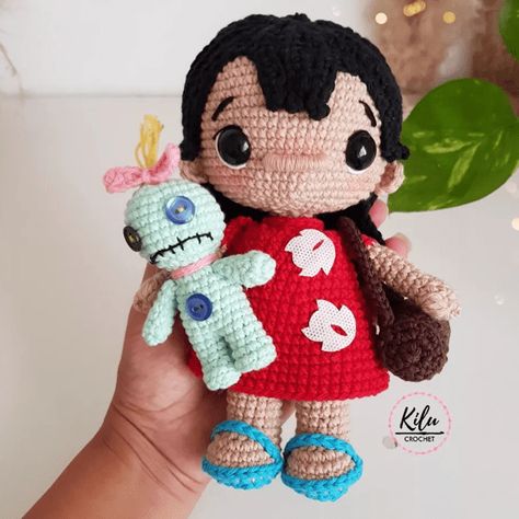 Descubre la técnica japonesa del amigurumi y aprende a crear tu propia muñeca de Lilo con este detallado patrón de crochet. Te enseñamos los materiales necesarios y los pasos a seguir para tejer cada parte del cuerpo, desde la cabeza hasta los detalles finales. Ideal para principiantes y expertos en crochet, este proyecto no solo es adorable sino también una forma relajante y gratificante de expresar tu creatividad. Crochet Lilo, Hello Kitty Amigurumi, Disney Crochet Patterns, Lilo Y Stitch, Amigurumi Free, Amigurumi Free Pattern, Crochet Dolls, Lilo And Stitch, Amigurumi Pattern