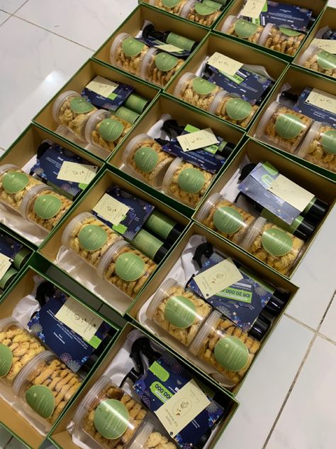 Hampers Idea Hampers Lebaran Aesthetic, Ide Hampers Lebaran, Hampers Aesthetic, Snack Hampers, Hampers Snack, Hampers Ramadhan, Hampers Idea, Hampers Ideas, Banana Chips