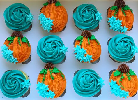 Fall Cakes And Cupcakes, Pumpkin Cupcake Design, Cupcake Fall Ideas, Fall Gender Reveal Cupcakes, Pumpkin Design Cupcakes, Pumpkin Baby Shower Cupcakes, Halloween Baby Shower Cupcakes, Fall Baby Shower Cupcakes, Pumpkin Cupcakes Decoration