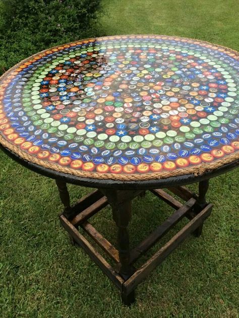 Bottle Top Tables, Beer Cap Table, Bottle Top Art, Beer Bottle Cap Crafts, Beer Cap Holder, Recycle Bottle Caps, Beer Cap Art, Bottle Top Crafts, Bottle Cap Table