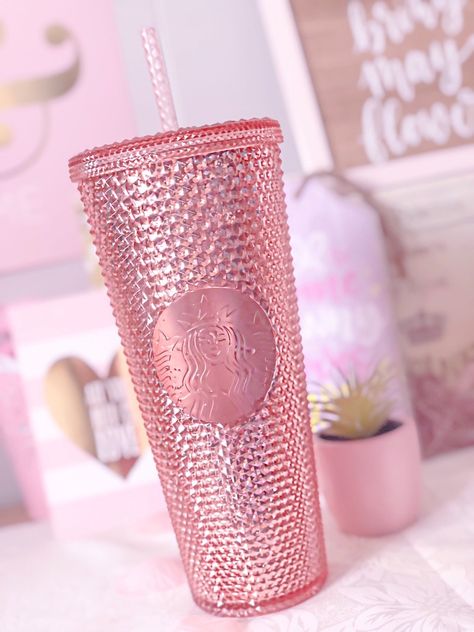 Pink Starbucks Cup, Copo Starbucks, Starbucks Bottles, Starbucks Cup Art, Starbucks Tumbler Cup, Trendy Water Bottles, Custom Starbucks Cup, Starbucks Drinks Recipes, Baby Pink Aesthetic