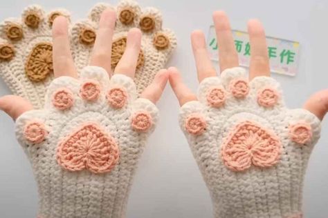 Get Catty with Crochet: Make Your Own Clawed Half-Finger Gloves Paw Crochet, Crocheted Gloves, Crochet Gloves Free Pattern, Kat Haken, Crochet Hand Warmers, Paw Hand, Paw Gloves, Crochet Gloves Pattern, Crochet Dog Sweater