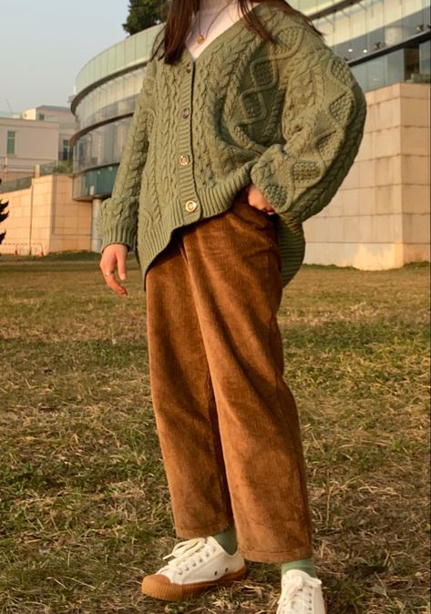 Light Corduroy Pants Outfit, Olive And Brown Outfit, Corduroy Brown Pants Outfit, Light Brown Corduroy Pants Outfit, Olive Green And Brown Outfit, Green Corduroy Pants Outfit, Brown Trousers Outfit Women, Brown Corduroy Pants Outfit, Vintage Chic Outfits