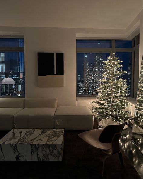 Christmas Tree Modern Minimalist, Nyc Apartment Modern, Nyc Xmas, Nyc Home, Home Minimalist, Apartment Modern, Nyc Apartment, Xmas Decor, Tree Christmas