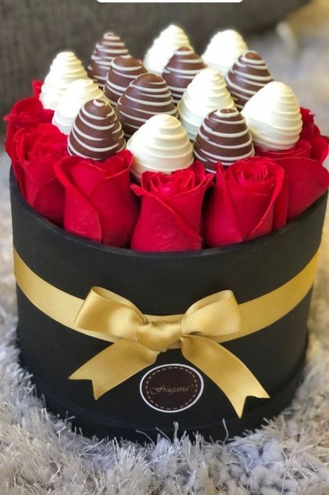 Client Gift Baskets, Pretzels Dipped, Valentine Strawberries, Romantic Desserts, Mothers Day Balloons, Chocolate Covered Strawberries Bouquet, Valentines Day Baskets, Diy Graduation Gifts, Strawberry Pretzel