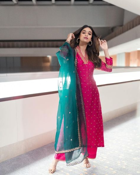 Stylish Kurtis Design, Indian Kurti Designs, Keerthy Suresh, Simple Kurta Designs, Traditional Indian Dress, Casual Indian Fashion, Salwar Kamiz, Indian Dresses Traditional, Traditional Indian Outfits