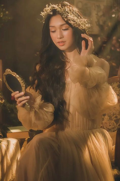 Green And Gold Photoshoot, Debut Photoshoot Ideas Vintage, Pre Debut Photoshoot Ideas Vintage, Pre Debut Shoot Ideas, Royal Photoshoot Ideas, Debut Pictorial Ideas, Pre Debut Photoshoot Ideas, Ethereal Model, Fairytale Core