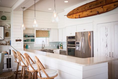 Surf Kitchen, Beach Cottage Kitchens, Beach Cottage Kitchen, Deco Surf, Kitchen Cabinets Pictures, Coastal Kitchen Decor, Cottage Kitchen Design, Style Surf, Above Kitchen Cabinets