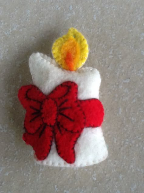 Candle with a red bow Felt Bow Ornament, Felt Candle Ornament, Diy Felt Christmas Ornaments, Heart Christmas Ornaments, Felt Crafts Christmas, Fabric Christmas Ornaments, Handmade Christmas Decorations, Felt Decorations, Christmas Templates