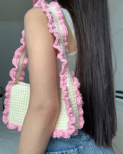 Shunky mini bag 🌸🤍🎀✨ Dm to order prix :2000da How To Crochet A Handbag, Crocheting A Bag, Mini Things To Crochet, Crochet Bags Ideas, Mini Crochet Bags, Hand Crochet Bag, Crochet Bag Ideas, Coquette Bag, Crochet Hand Bag