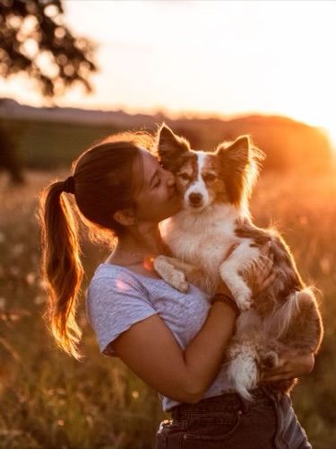 Dog And Person Photography, Kids And Dog Photoshoot, Cute Dog Pictures Ideas, Small Dog Photoshoot Ideas With Owner, Dog And Human Photography, Mom And Dog Photoshoot, Picture Ideas With Dogs, Photos With Dogs Ideas, Dog Photoshoot Ideas With Owner