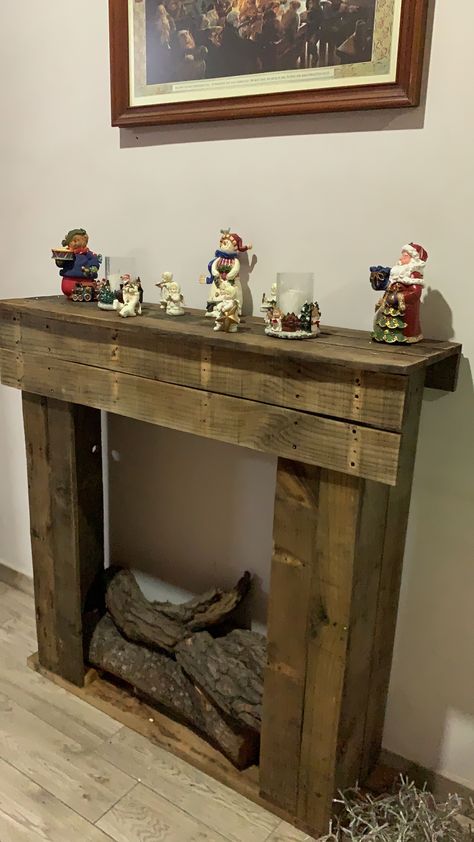 Faux Fireplace On Front Porch, Diy Pallet Fireplace, Fake Fireplace For Christmas, Fake Fireplace Ideas, Fake Fireplace Diy, Faux Fireplace Ideas, Pallet Fireplace, Diy Christmas Fireplace, Diy Mantel