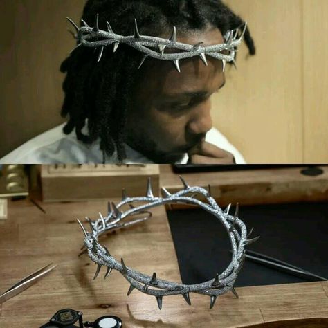 Kendrick Lamar's new Crown of Thorns cost $200,000 USD, has 8,000 embedded diamonds, took 10 months of labor and was made by Tiffany & Co. “I wear this crown to remind you of the greatest prophet to ever walk the earth, they judge you as they judged Christ.” We continue to do our best to represent His image. "Those were Kendrick's words. #hhn Kendrick Crown Tattoo, Kendrick Lamar Thorn Crown, Kendrick Lamar Crown Of Thorns, Crown Of Thorns Aesthetic, Kendrick Lamar Tattoo, Kendrick Lamar Crown, Porcelain Aesthetic, Crown Of Thrones, Jesus Costume