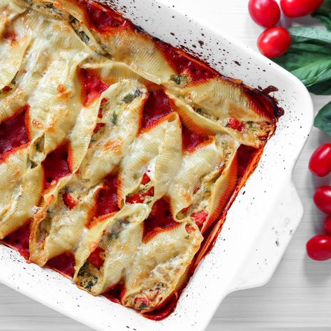 These delicious caprese stuffed shells are filled with fresh tomatoes, mozzarella, basil, pesto, and ricotta. Caprese Stuffed Shells, Baked Stuffed Shells, Caprese Bruschetta, Stuffed Shells Ricotta, Mozzarella Pasta, Chicken Flatbread, Tomatoes Mozzarella, Jumbo Pasta Shells, Ricotta Pasta