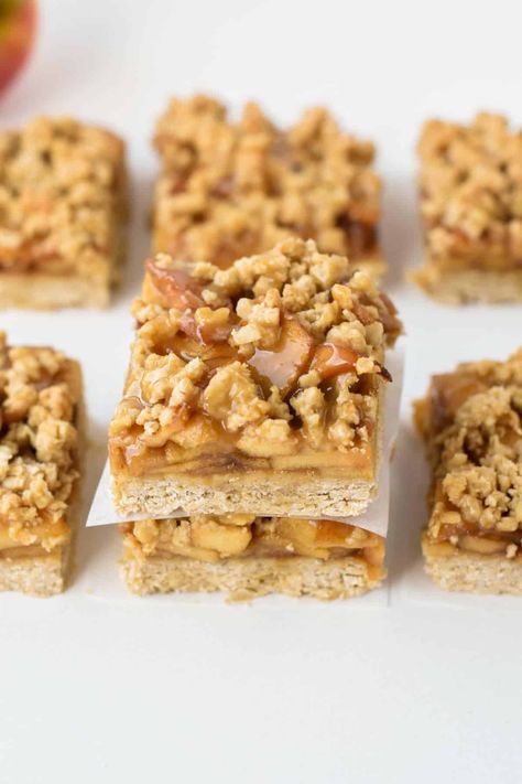 Healthy Apple Pie Bars with Salted Peanut Butter Caramel, Vegan, Refined sugar free, Easy gluten free apple oatmeal bars for breakfast or dessert Vegan Apple Oatmeal, Gluten Free Apple Pie Bars, Healthy Apple Pie Oatmeal, Blueberry Breakfast Bars, Healthy Apple Crumble, Apple Pie Oatmeal, Healthy Apple Pie, Peanut Butter Caramel, Vegan Apple Pie