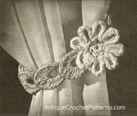 20 Free Patterns for Crochet Curtain Tie-Backs: 1940s Vintage Curtain Tie-Back Free Crochet Pattern Curtain Tie Backs Diy, Háčkované Lemy, Crochet Curtain Pattern, Flower Curtain, Curtain Holder, Crochet Curtains, Crochet Home Decor, Curtain Ties, Crochet For Home