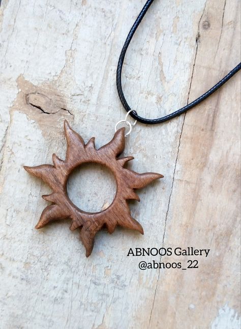 Wood Carving Jewelry, Wood Necklace Diy, Whittling Pendants, Dremel Wood Carving Ideas, Wood Carving Ideas Beginner, Wood Carving Necklace, Wood Carved Pendants, Sun Wood Carving, Carved Necklace Wood