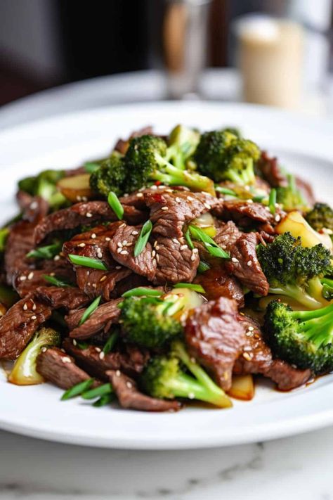 A mouthwatering dish of beef and broccoli stir-fry, focused on low-carb ingredients, perfect for a keto diet. Keto Beef And Broccoli, Gluten Free Thanksgiving Side Dishes, Keto Creamed Spinach, Creamed Corn Recipes, Chinese Foods, Keto Beef, Easy Keto Meal Plan, Cauliflower Dishes, Gluten Free Sides