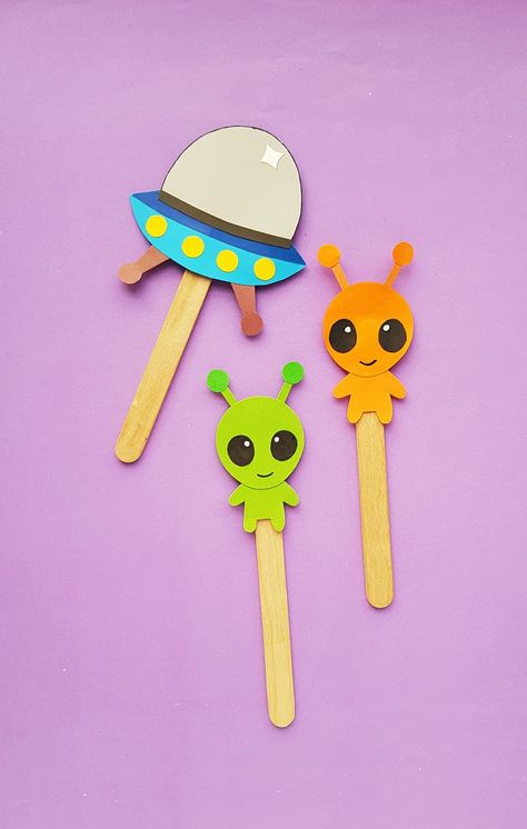 Outer Space Craft - Alien and UFO Alien Diy, Ufo Craft, Outer Space Crafts For Kids, Spaceship Craft, Alien Craft, Outer Space Crafts, Halloween Felt Crafts, Gnome Craft, Space Crafts For Kids