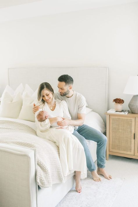 Classy Newborn Photography, Newborn Inhome Lifestyle Photography, Newborn Family Photos Winter, Newborn Photoshoot Outfits For Parents, Newborn Session Outfits, Casual Newborn Family Pictures, Baby Lifestyle Photography, Newborn Wardrobe, Newborn Style