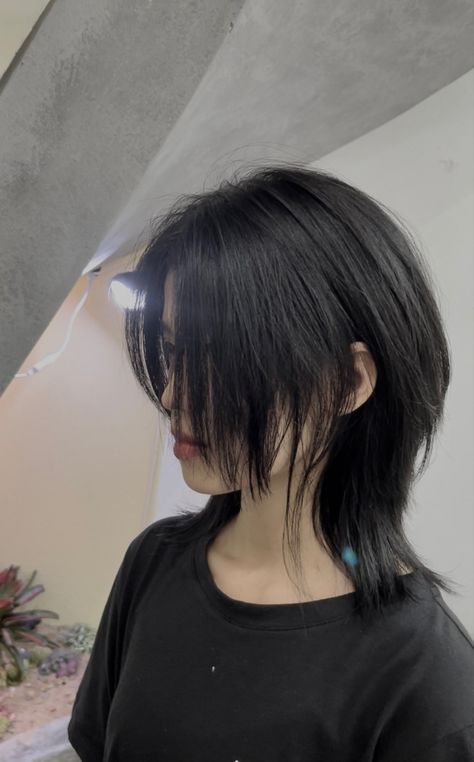 Hair design for girl that have both fem and mas energy 😤🫶🏻💇‍♀️ Jellyfish Haircut Black Hair, Subtle Jellyfish Haircut, Shizuku Haircut, Octupuscut Haircut, Octopus Haircut Short, Jellyfish Haircut X Wolf Cut Short, Jelly Fish Hair Cuts, Short Jellyfish Cut, Mullet Haircut Woman