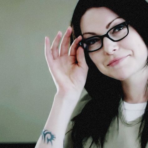 As a straight girl who's recently discovered Orange is the New Black... let me count the reasons why we should all worship Piper's incarcerated drugs mule ex girlfriend. Black Veja, Piper Chapman, Alex And Piper, Alex Vause, Smile Gif, Taylor Schilling, Laura Prepon, Black Characters, Orange Is The New Black