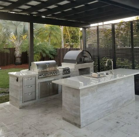 Outdoor Kitchen With Pergola Modern, Pergola With Kitchen Grill Area, Backyard Bbq Ideas Layout Grill Area, Small Outdoor Kitchen With Bar, Barbque Ideas Backyard, Backyard Patio Designs Kitchen, Outdoor Kitchen With Bar Seating, Outdoor Kitchen And Bar, Rooftop Patio Design