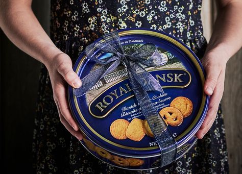 The Sewing Detective Investigates: The Treasures of the Biscuit Tin - peppermint magazine Reuse Recycle Repurpose, Biscuit Tin, Butter Cookies, Recipe Using, Detective, Peppermint, Yummy Treats, Oreo, Tin