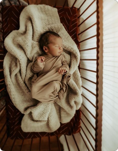 Newborn First Picture, Newborn Photos In Bassinet, Simplistic Newborn Photography, Newborn Photos In Crib, Newborn Crib Photos, Newborn In Crib Photography, Crib Newborn Photography, Newborn Neutral Photography, Newborn Family Photos Nursery