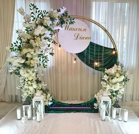 Roce Ceremony Decoration, Wedding Stage Design Simple, Emerald Green Wedding Theme, Small Wedding Decor, Engagement Stage Decoration, Wedding Background Decoration, Wedding Entrance Decor, Green Themed Wedding, Wedding Stage Design